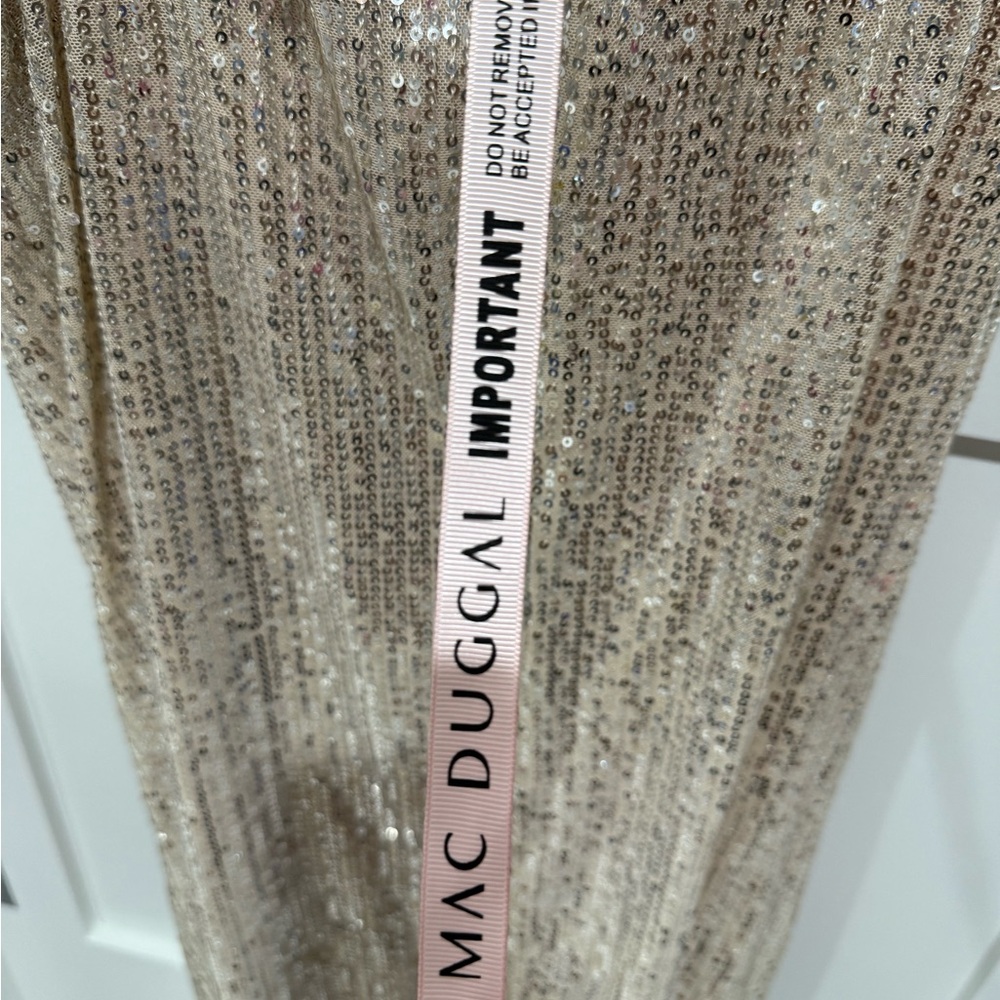 IEENA FOR MAC DUGGAL
Silver Sequin Front Twist Cut Out Sheath Dress.  Size 8 - Picture 10 of 12